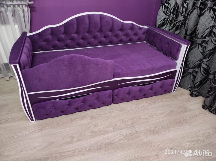 Кровать для девочки с мягкой спинкой