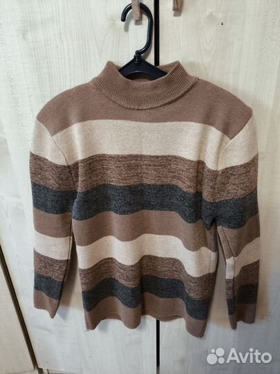 Свитер шерстяной женский