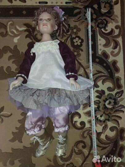 Красивая кукла