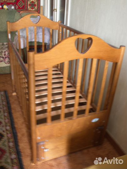 Детская кроватка с маятником