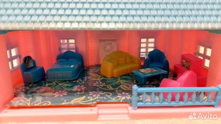 Кукольный домик с мебелью и куклами