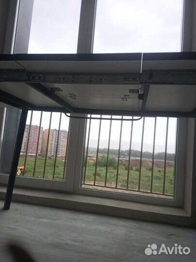 Стол - новый, кровать - новая