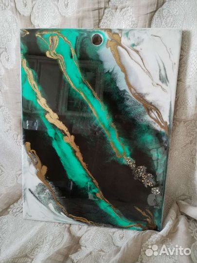 Доска разделочная с декором из эпоксидной смолой