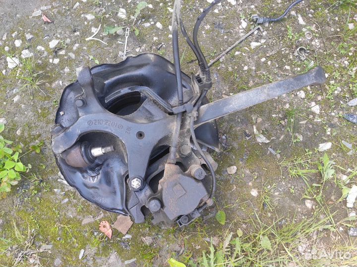 Поворотный кулак передний левый Mercedes Benz E