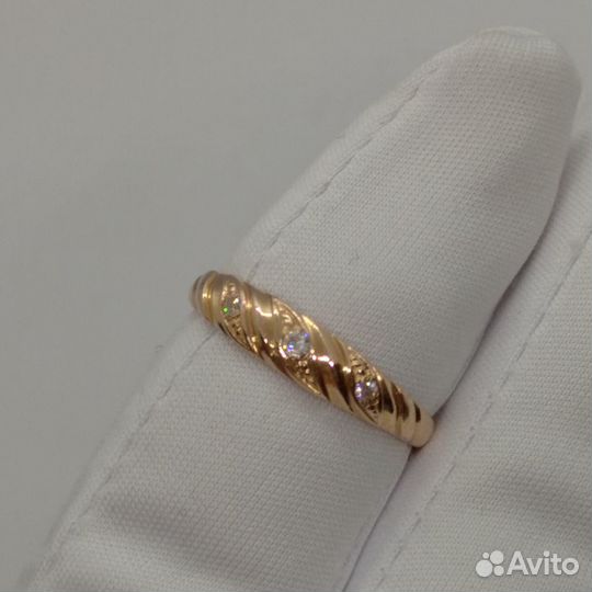 Золотое кольцо 17 размер с фианитом