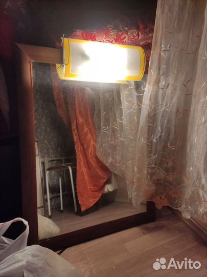 Стол с зеркалом