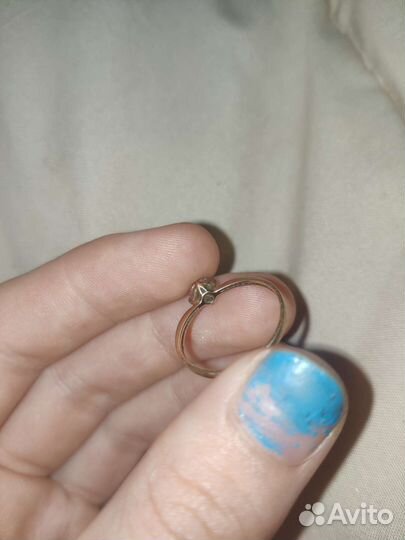 Золотое кольцо с бриллиантом