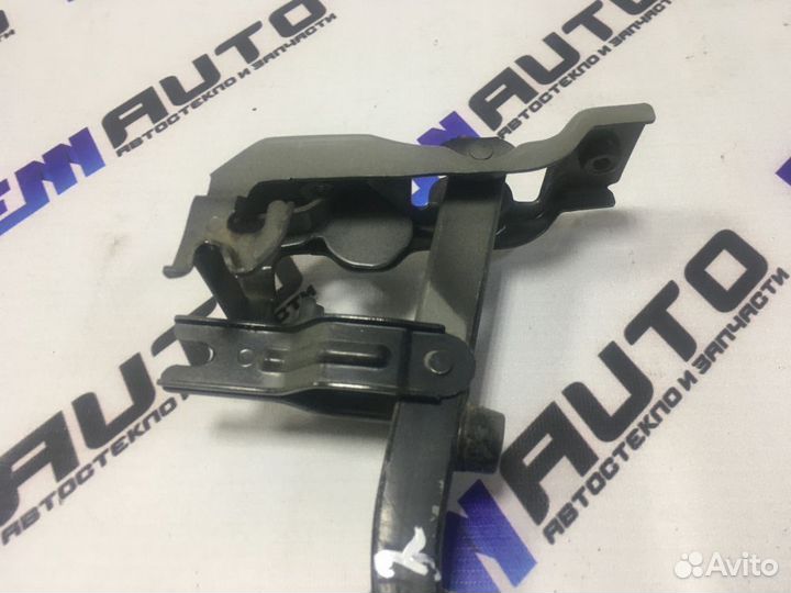 Петля крышки багажника правая Киа Спектра