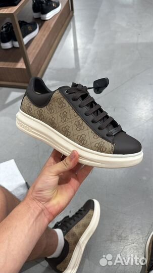 Сникеры guess