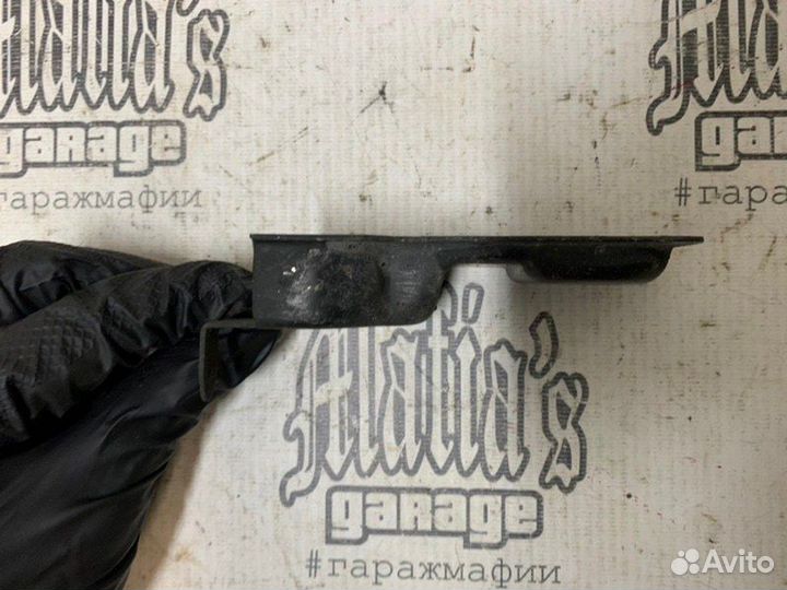 Кронштейн датчика положения кузова передний левый