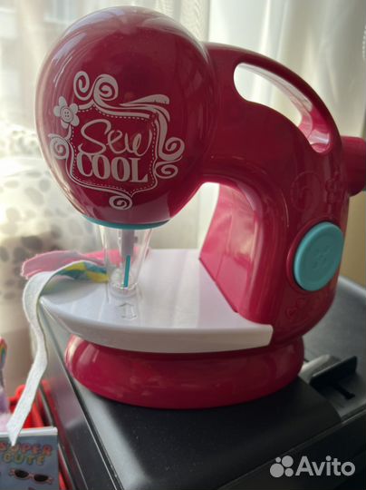 Игрушечная швейная машинка