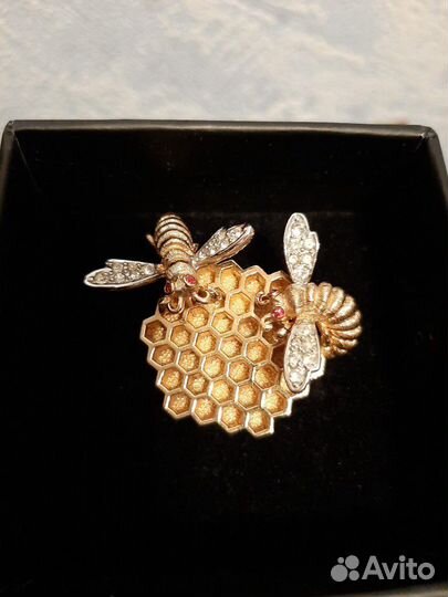 Коралловый браслет, броши