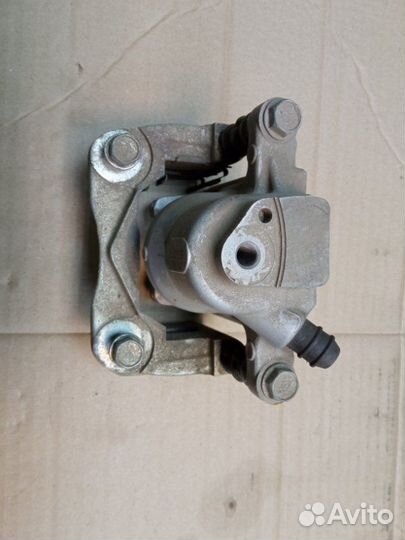 Суппорт задний левый Toyota Camry 50 2011-2017