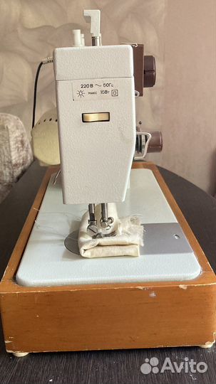 Электрическая швейная машина Чайка, 144A