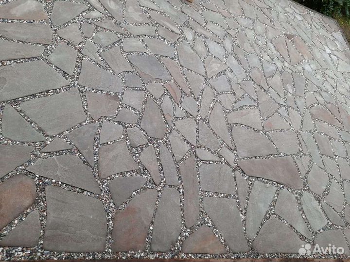 Укладка дорожек природным камнем и арт бетоном