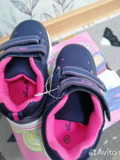 Кроссовки на девочку 25 новые