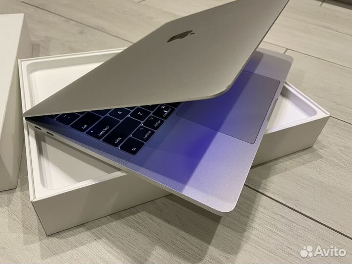 Macbook pro 13 2017 i5-2.3 ghz retina