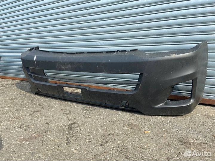 Бампер передний Toyota Hiace 2010