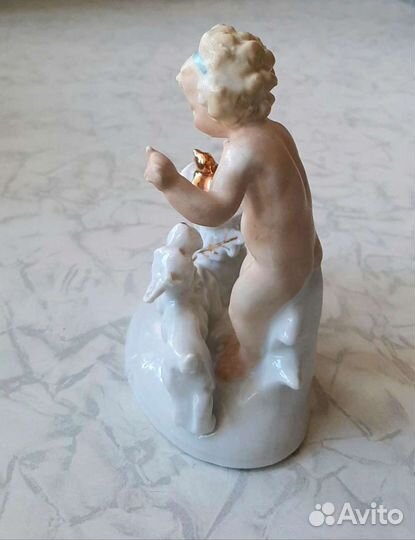 Фарфоровая статуэтка Путти с собакой Германия