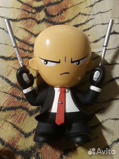 Игра Hitman Absolution для Xbox 360 и сам Хитмэн