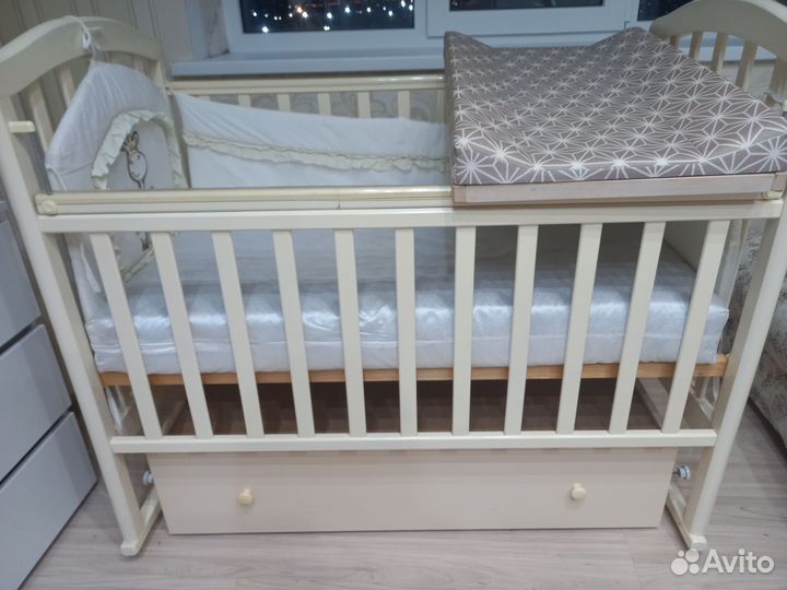 Детская кроватка с маятником и ящиком