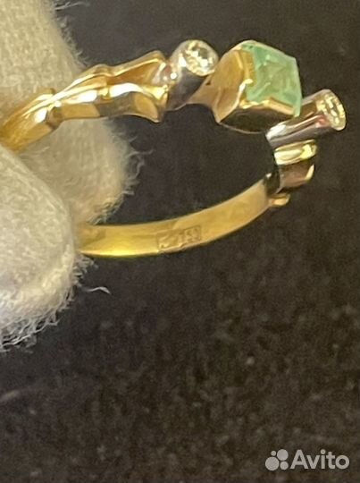 Золотое кольцо с изумрудом и бр 750