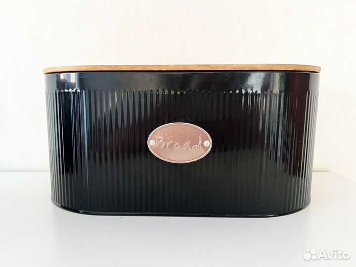 Металлическая хлебница и банки для кофе и чая