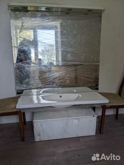 Раковина с тумбой и зеркалом