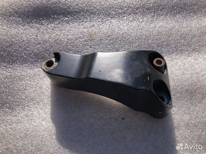 Kawasaki Z1000 2006 правое крепление двигателя