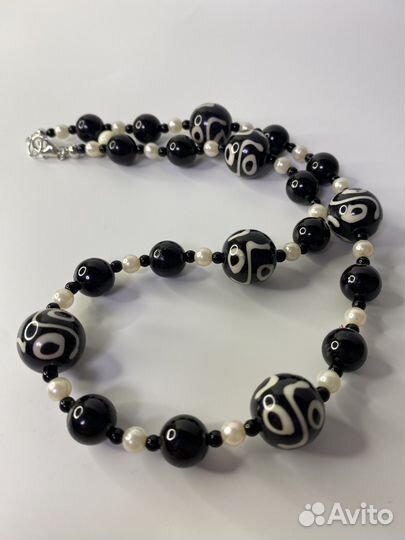 Крупные черные бусы с узорами пластик 55 см