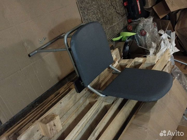 Складное кресло с поворотным механизмом для лодки