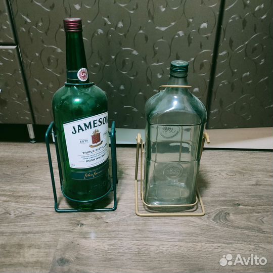 Бутылка на качелях