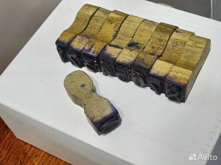 Два набора старинных штампов цифр