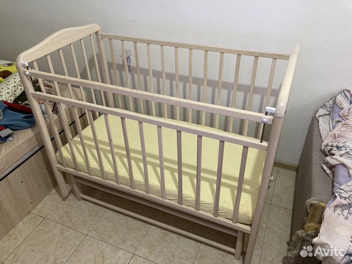 Детская кроватка с маятником
