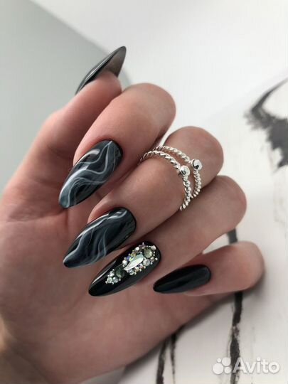 Модель на маникюр