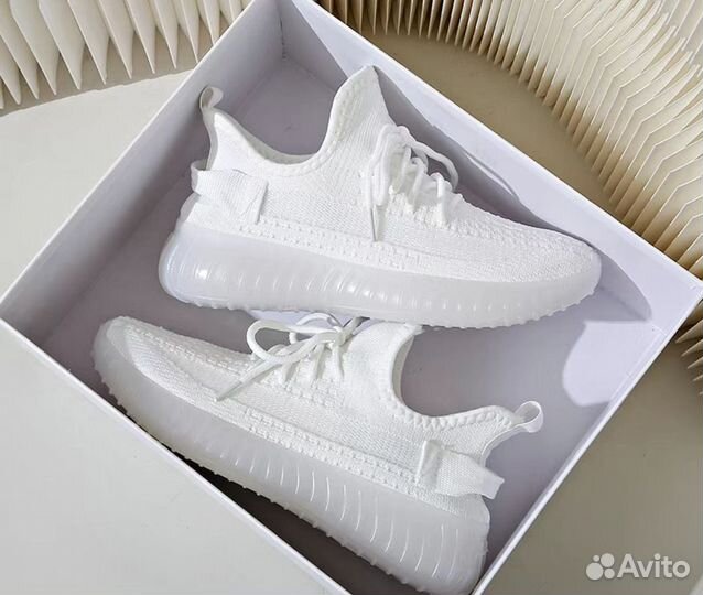 Кроссовки женские