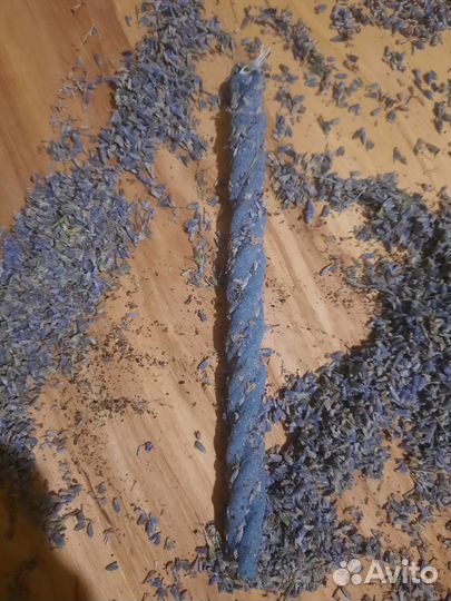 Свеча катаная скрутка защита дома лаванда