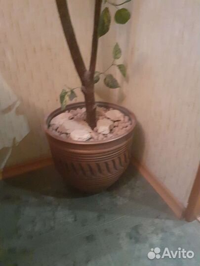 Искусственное дерево в горшке