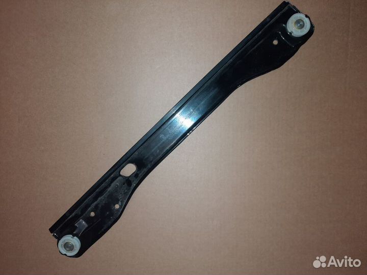 Направляющая переднего стеклоподъемника Octavia A5