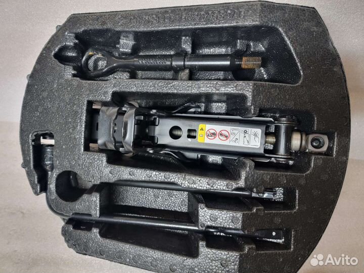 Jeep Grand Cherokee WK2 инструмент домкрат крюк