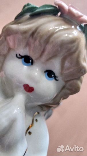 Фарфоровая статуэтка ангел