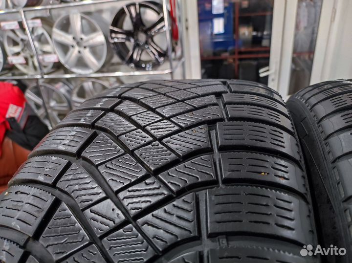 Pirelli Ice Zero FR 245/45 R19 102H