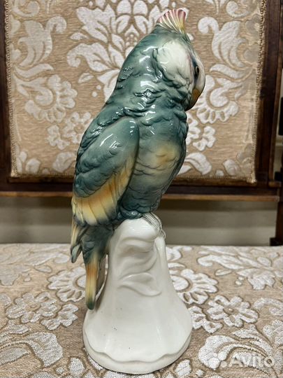 Фарфоровая статуэтка Попугай