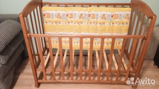 Детская кроватка с маятником