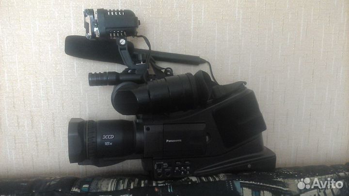 Профессиональная видеокамера