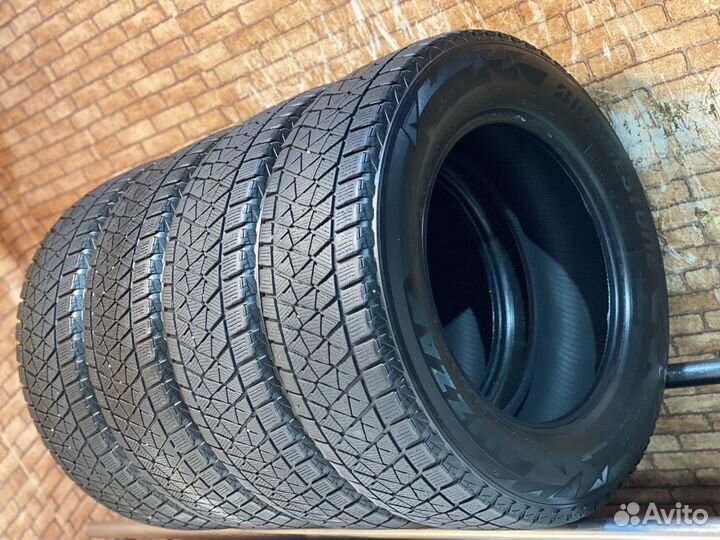 Bridgestone Blizzak DM-V2 215/65 R16