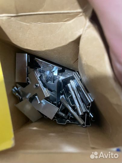 Крепеж для плинтуса