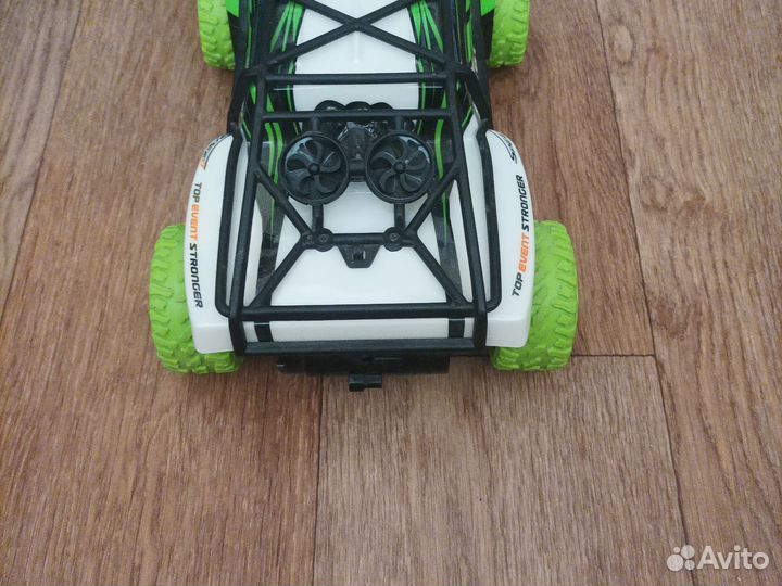 Игрушечная машина на пульте управления