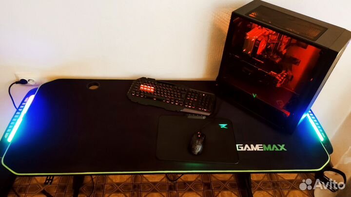 Игровой стол и компьютером с гарнитурой