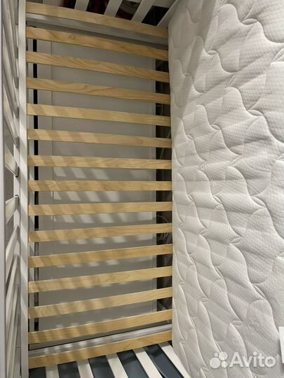 Детская кроватка с маятником и ящиком